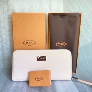 New Authentic Tod’s leather zipper wallet